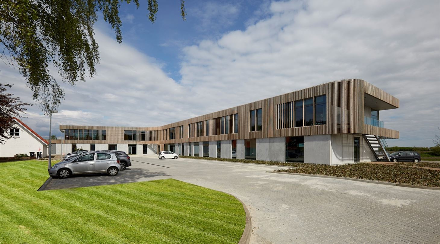 Græsbillede med bygning til Pro Montage